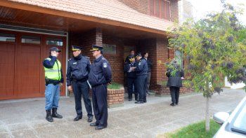 La Policía, ayer, en la vivienda violentada. En el interior, rastros de la violencia de los delincuentes: le dieron un culatazo en la cabeza al dueño de casa. La Policía, ayer, en la vivienda violentada. En el interior, rastros de la violencia de los delincuentes: le dieron un culatazo en la cabeza al dueño de casa.