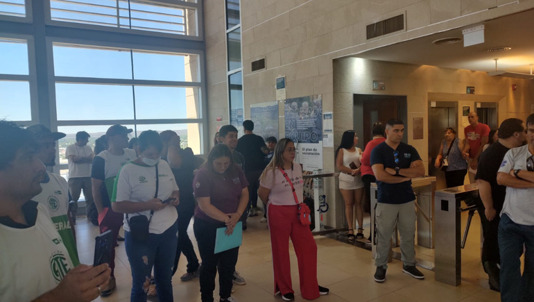 Trabajadores de salud se manifestaron en reclamo de mejores condiciones en varios frentes.