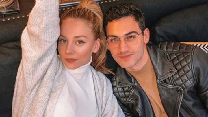 Ester Expósito y Alejandro Speitzer