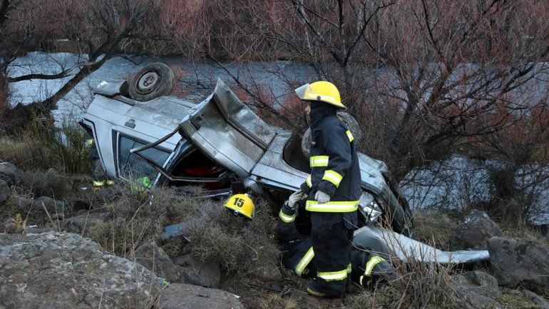 No alcanzó a frenar, pasó de largo, volcó y casi termina en el río