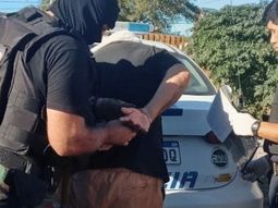 Un hombre fue detenido en Choele Choel acusado de abigeato y resistencia a la autoridad. Fue después de una persecución por el río Negro. Los policías lo reconocieron. Un hombre fue detenido en Choele Choel acusado de abigeato y resistencia a la autoridad. Fue después de una persecución por el río Negro. Los policías lo reconocieron.