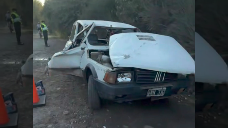 Dos jóvenes protagonizaron un violento vuelco en San Martín de Los Andes. Foto: Realidad Sanmartinense | LM Neuquen Dos jóvenes protagonizaron un violento vuelco en San Martín de Los Andes. Foto: Realidad Sanmartinense