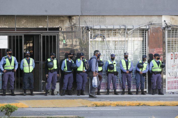 Tensa calma en la Avenida Argentina: la policía evitó el acampe piquetero