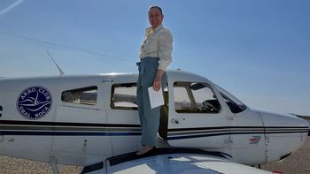 Es contadora, mamá y piloto de avión e inspira a las mujeres neuquinas a volar bien alto