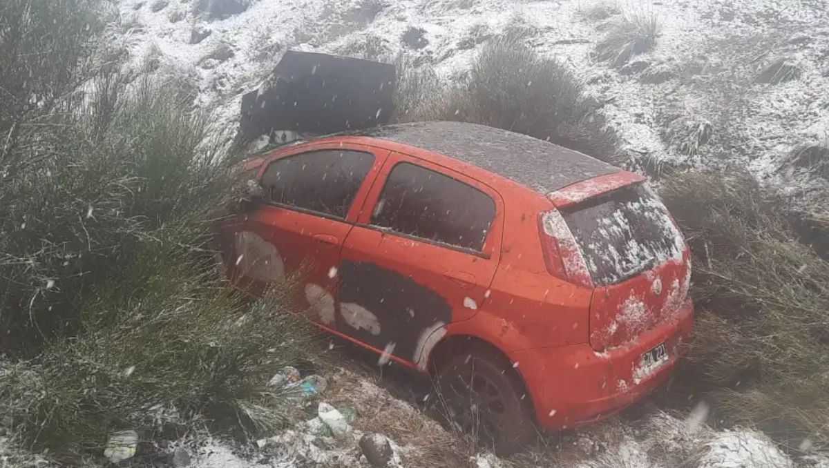 Ruta 40: un conductor derrapó y terminó en un zanjón