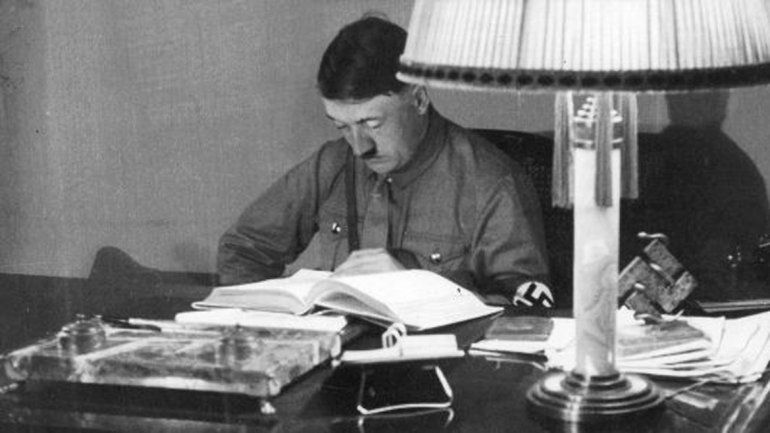 La obra original de Hitler consta de 700 páginas.