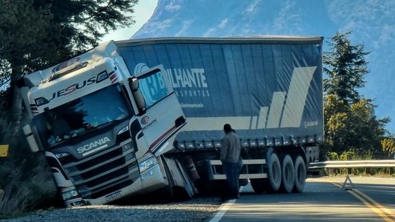 Camionero perdió el control y se fue contra la banquina de la Ruta 40