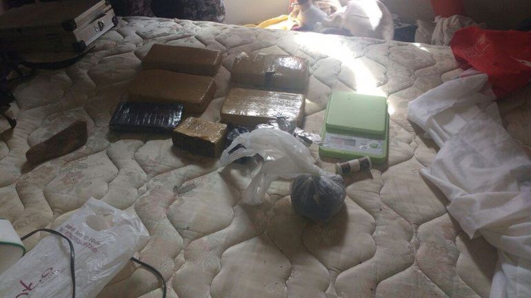 Durante el procedimiento encontraron seis ladrillos de marihuana.