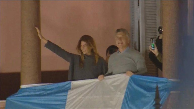 Macri saludó emocionado desde el balcón