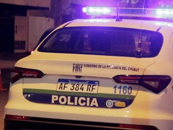 Insólito: salió a pasear con la novia en un auto de la policía (imagen ilustrativa). Insólito: salió a pasear con la novia en un auto de la policía (imagen ilustrativa).