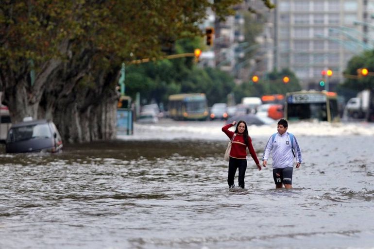 Las provincias de Buenos Aires,Río Negro y Santa Cruz se encuentrasn bajo por tormentas, vientos y granizo. Foto: Google. Las provincias de Buenos Aires,Río Negro y Santa Cruz se encuentrasn bajo por tormentas, vientos y granizo. Foto: Google.