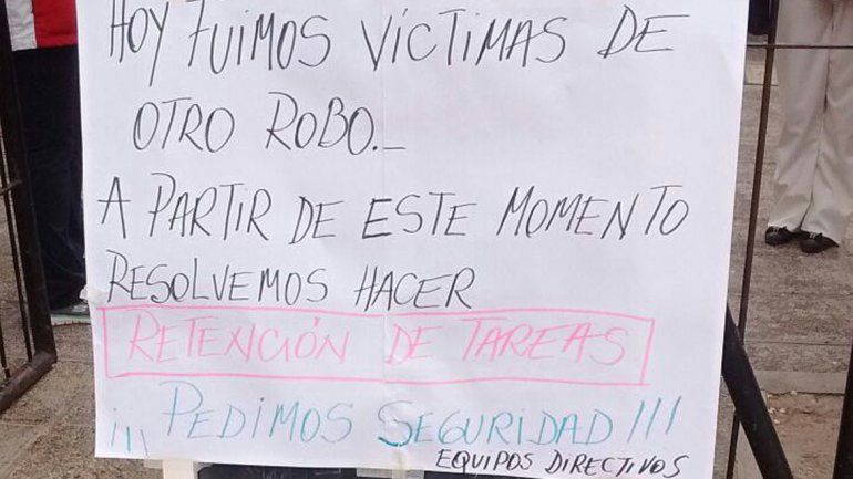 El cartel que pusieron en la escuela para avisar a la comunidad educativa las medidas que tomaron.