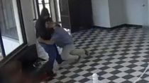 Durante el forcejeo, el agresor efectuó varios disparos y uno impactó en la pierna del director de la escuela en Estados Unidos Durante el forcejeo, el agresor efectuó varios disparos y uno impactó en la pierna del director de la escuela en Estados Unidos