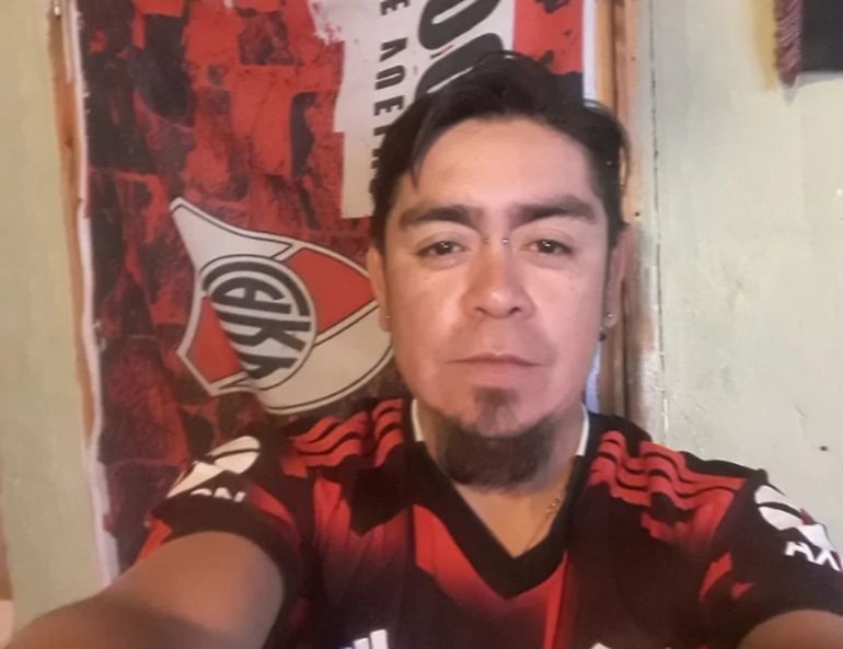 Patricio Velázquez Chihuay murió unas horas después del ataque en el hospital: la mamá de sus hijas pidió que, por ellas, no suban videos de la pelea a las redes. Patricio Velázquez Chihuay murió unas horas después del ataque en el hospital: la mamá de sus hijas pidió que, por ellas, no suban videos de la pelea a las redes. 