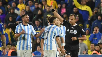 Darío Herrera expulsó a Maravilla Martínez y Di Cesare. Darío Herrera expulsó a Maravilla Martínez y Di Cesare.
