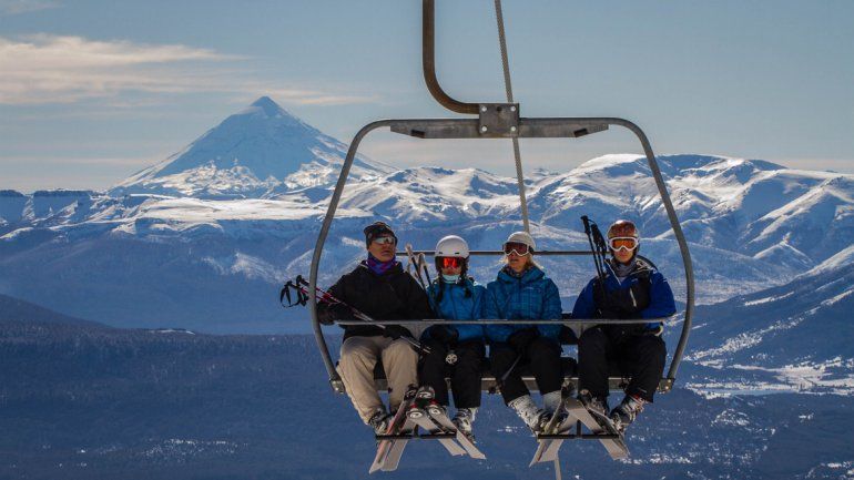Los esquiadores disfrutan del buen tiempo y la nieve en la cima del cerro Chapelco. La temporada había arrancado con dudas pero todo se corrigió. Los esquiadores disfrutan del buen tiempo y la nieve en la cima del cerro Chapelco. La temporada había arrancado con dudas pero todo se corrigió.