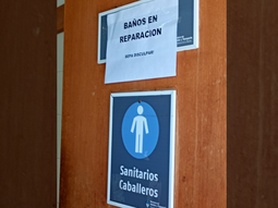 Vecinos denuncian el mal estado de los baños del paso fronterizo Mamuil Malal. Vecinos denuncian el mal estado de los baños del paso fronterizo Mamuil Malal.