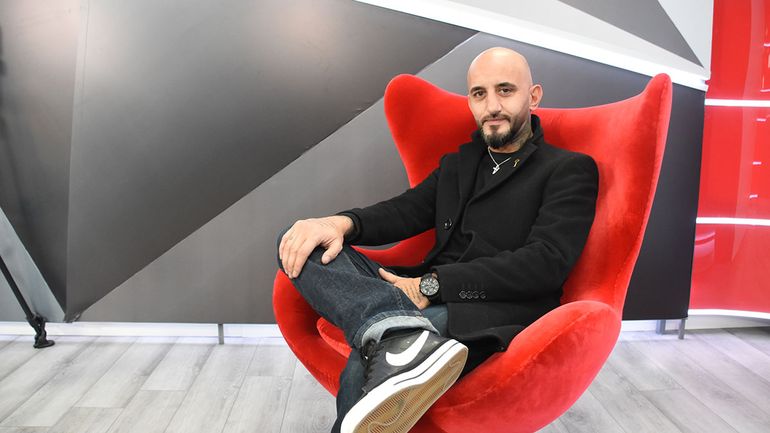 Las anécdotas de El Pela Romero, el escritor que separa parejas