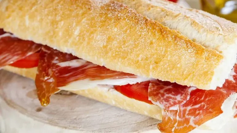 Sándwich de jamón crudo, tomate y oliva Sándwich de jamón crudo, tomate y oliva