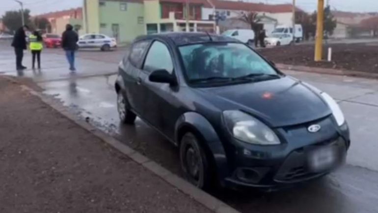 El Ford Ka circulaba a baja velocidad cuando impactó contra la mujer que cruzaba la calle, que solo sufrió algunas lesiones leves. El Ford Ka circulaba a baja velocidad cuando impactó contra la mujer que cruzaba la calle, que solo sufrió algunas lesiones leves.