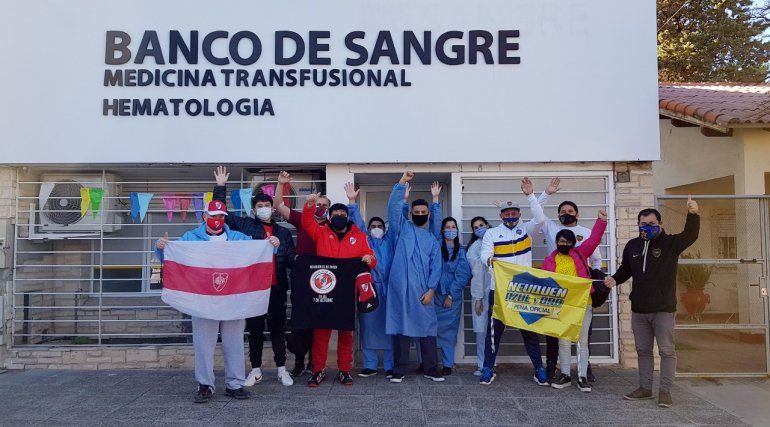 Pura sangre: la movida solidaria que juntó a los hinchas regionales de Boca y River