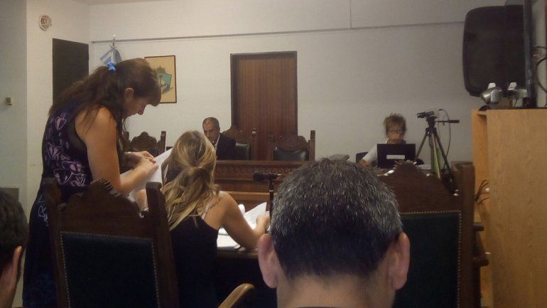 La fiscal Valeria Pannozo y la defensora pública Verónica Zingoni en el&nbsp;cuarto intermedio de la audiencia. De fondo