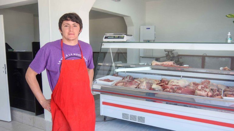 Ítalo Díaz Vena tiene 23 años y seguirá con el negocio de su abuelo. La carnicería está en el barrio Melipal.
