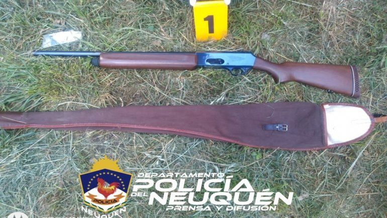 Insólito: entraron a su patio y enterraron armas y droga