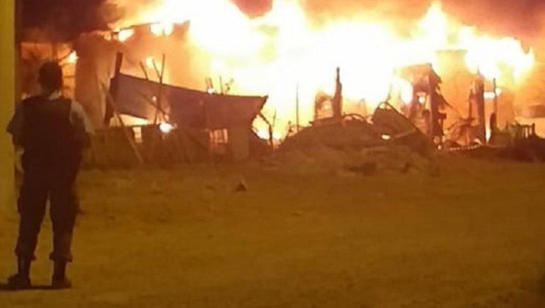 Centenario: vecinos prendieron fuego la casa de supuesta familia de ladrones