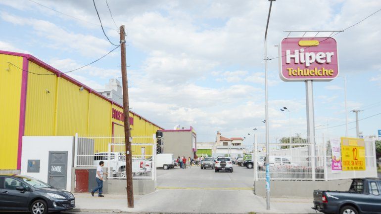En el estacionamiento del híper estaba la Toyota Hilux que robaron.