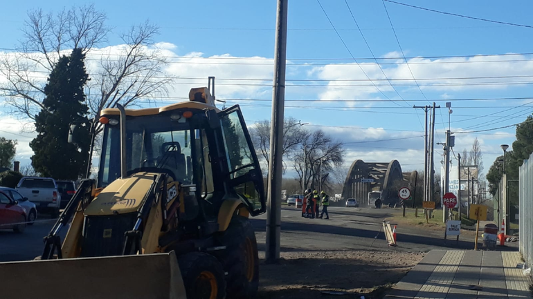 Caos de tránsito en el cruce de Neuquén a Cipolletti por una obra