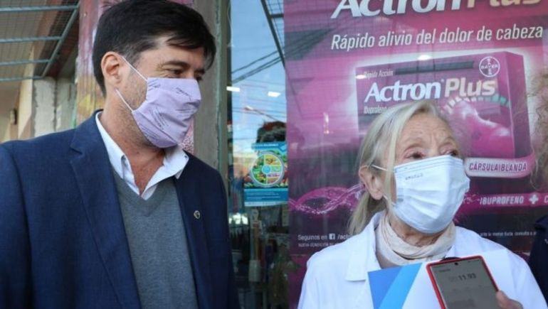 Cumplen 50 años curando neuquinos desde un mostrador de farmacia