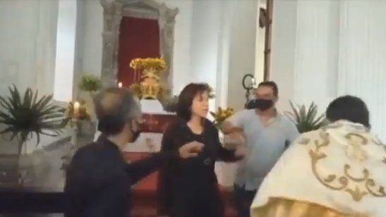 Twitter: una mujer le dio una cachetada a un sacerdote