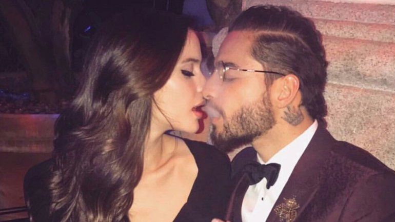 Maluma le comió la boca a su novia en pleno show