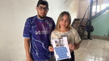 Saúl Molina y su compañera en la casa que rifarán: llevan tres meses sin trabajo y cuentan que ya vendieron muchas de sus cosas. Saúl Molina y su compañera en la casa que rifarán: llevan tres meses sin trabajo y cuentan que ya vendieron muchas de sus cosas.