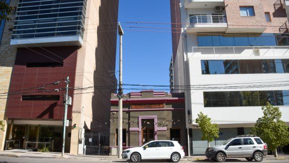La casita que sobrevive entre las torres del centro neuquino