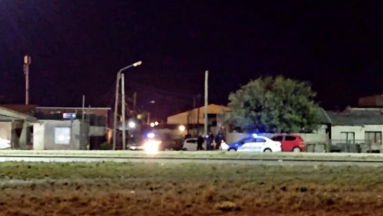 Un patrullero en la noche del jueves, durante los rastrillajes en busca de la nena de 8 años que desapareció de la casa de su abuela. Un patrullero en la noche del jueves, durante los rastrillajes en busca de la nena de 8 años que desapareció de la casa de su abuela.