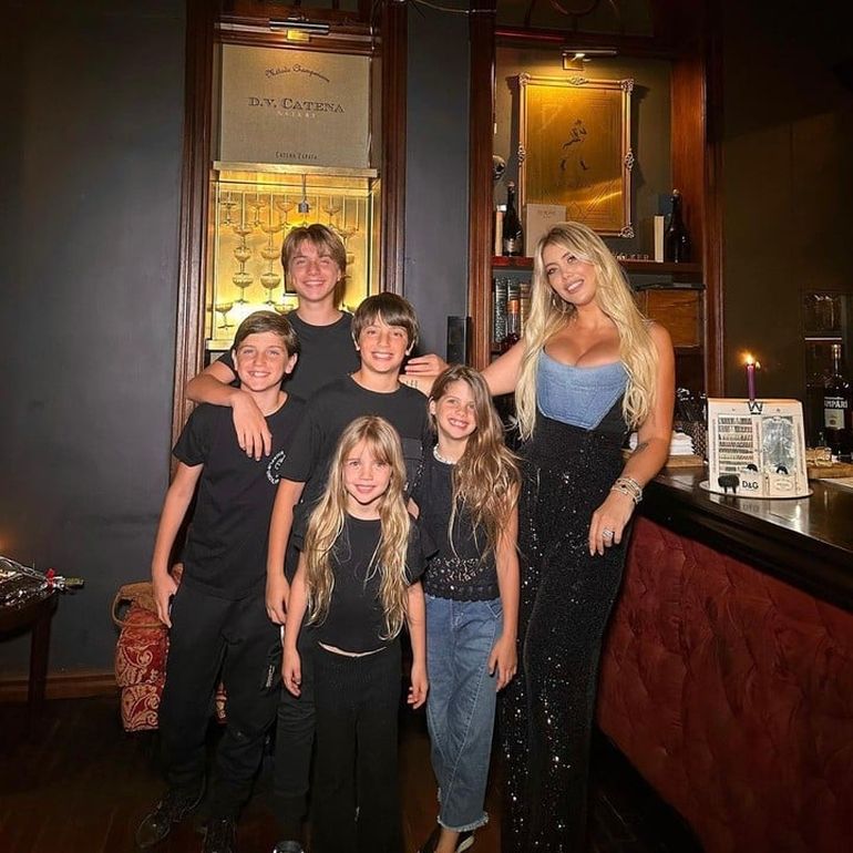 Wanda Nara festejó su cumpleaños en un bar de Recoleta junto a sus cinco hijos.