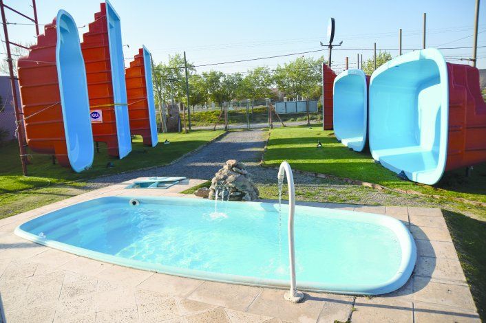 Las piletas de fibra de vidrio son las estrellas de la pandemia. Desde julio no se paran de vender en la ciudad.