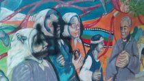 piden investigar las pintadas sobre un mural de las madres de plaza de mayo