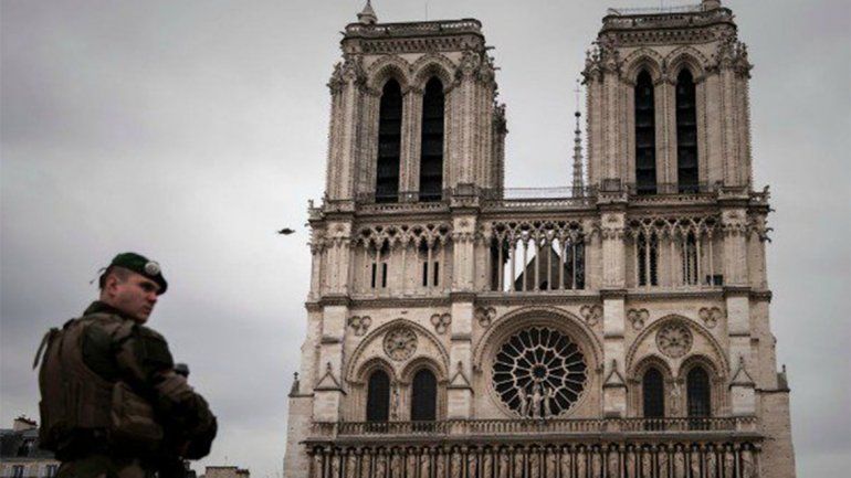 Pánico en París: un hombre atacó a martillazos a varios policías