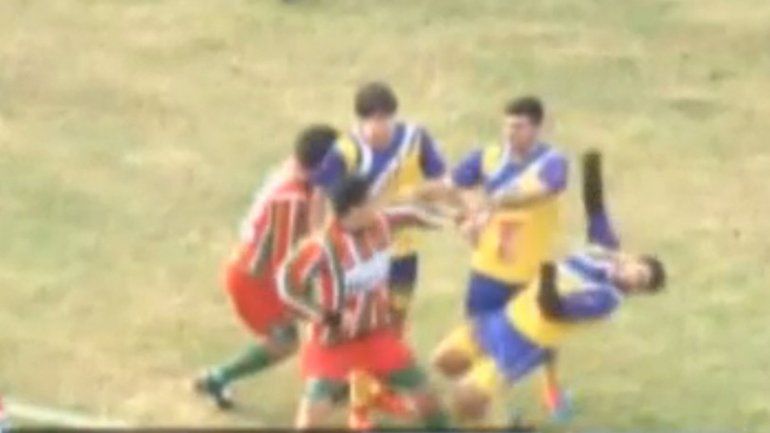 La discusión y la posterior agresión se produjeron en el primer tiempo. El futbolista jugaba en el club San Jorge.