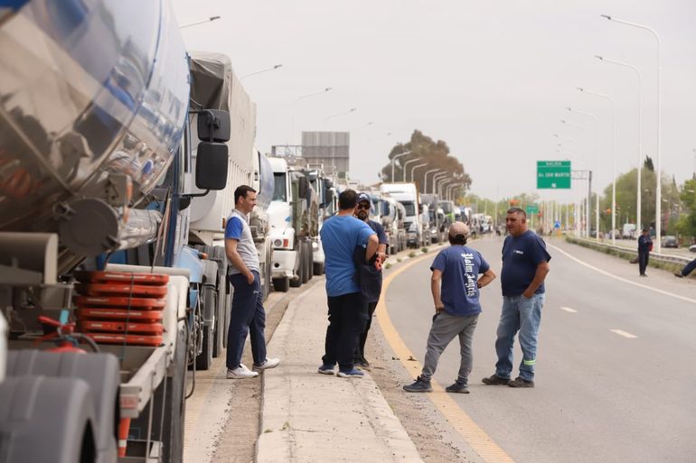 La larga de fila de camiones en Ruta 22 por el piquete de municipales en Senillosa / Foto