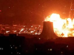 Explosión luego de los bombardeosde Estados Unidos e Israel a los depósitos petroleros de Irán. Explosión luego de los bombardeosde Estados Unidos e Israel a los depósitos petroleros de Irán.