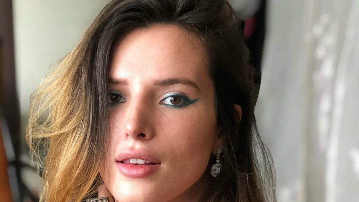 Un fuego: el beso entre Bella Thorne y una estrella porno