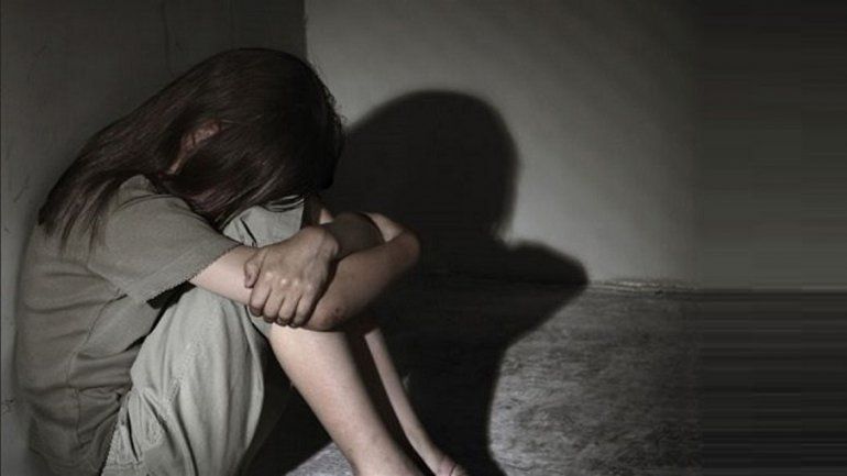 Violaba su pequeña hijastra diez veces al día, la embarazó y se fugó