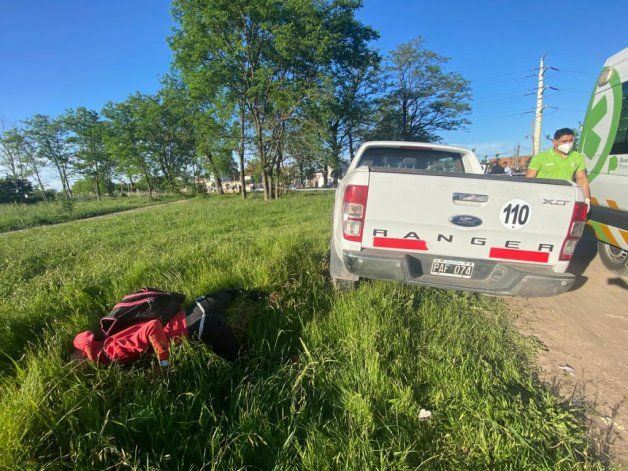 El jubilado cruzó balas con los delincuentes y mató a dos de ellos. El cuerpo de uno de los ladrones quedó tendido cerca de la camioneta.