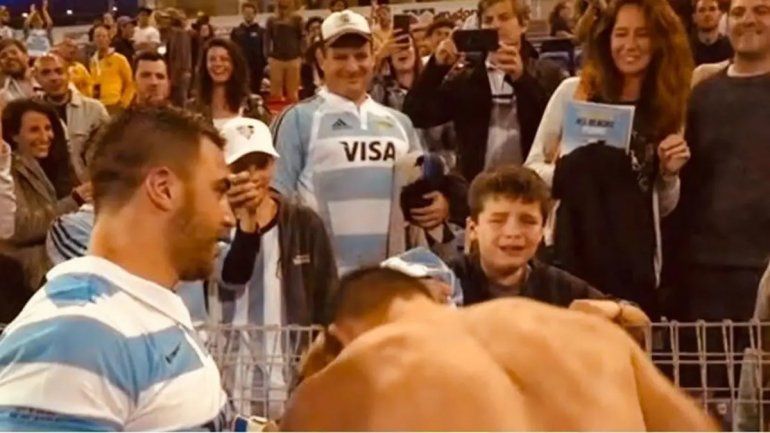 El llanto del niño y la emoción de todos por el gesto del gran capitán.