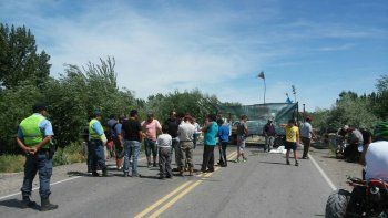 Vecinos de Picún cortan la Ruta 237.