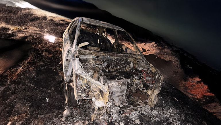 Misterio: apareció un auto en llamas en las bardas de Cuenca XVI